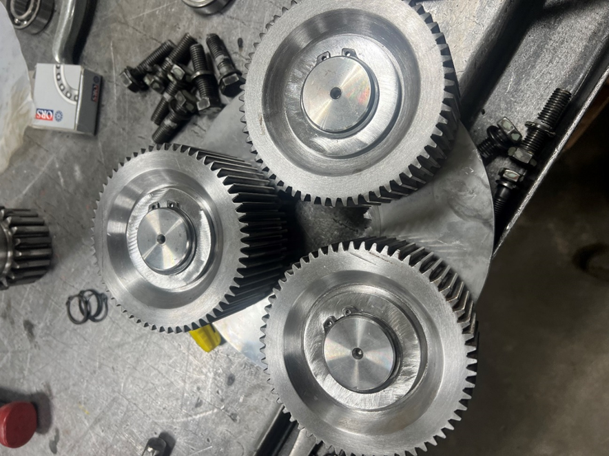 Precision gearbox components restored during the refurbishing process to improve efficiency and extend equipment service life.